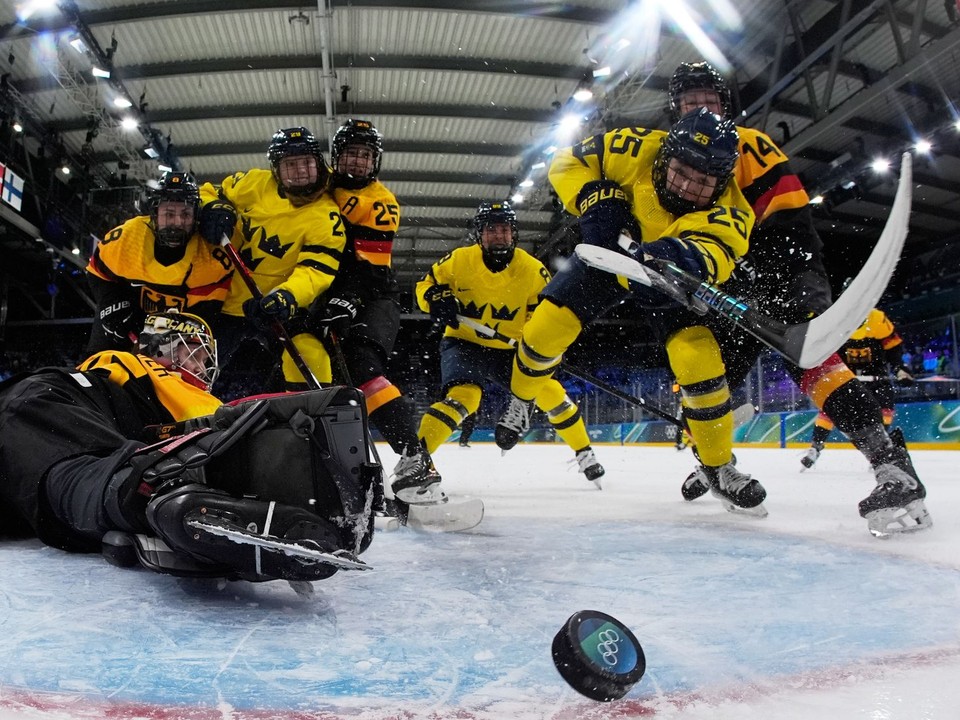 Momentka zo ženského hokejového zápasu Švédsko - Nemecko počas ZOH 2026.