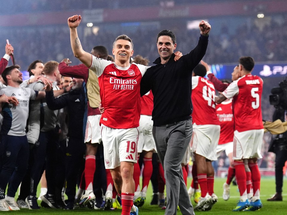 Tréner Mikel Arteta a Leandro Trossard oslavujú víťazstvo.