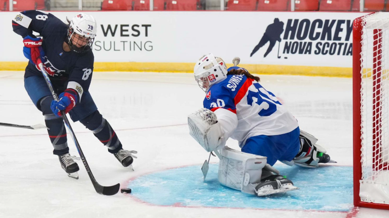 Momentka zo zápasu Slovensko - USA na MS v hokeji žien do 18 rokov 2026