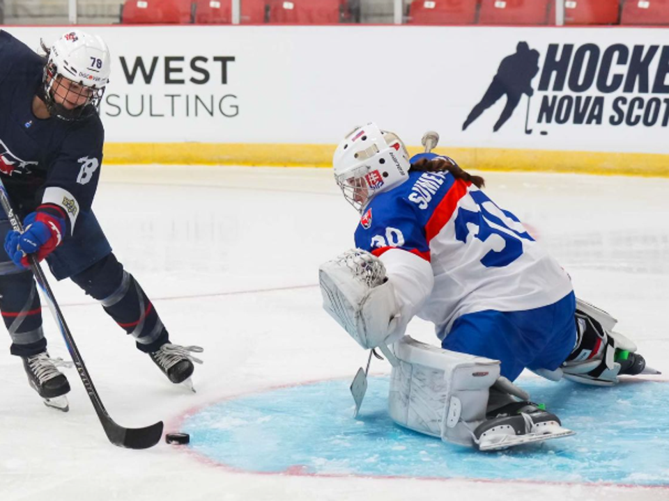 Momentka zo zápasu Slovensko - USA na MS v hokeji žien do 18 rokov 2026