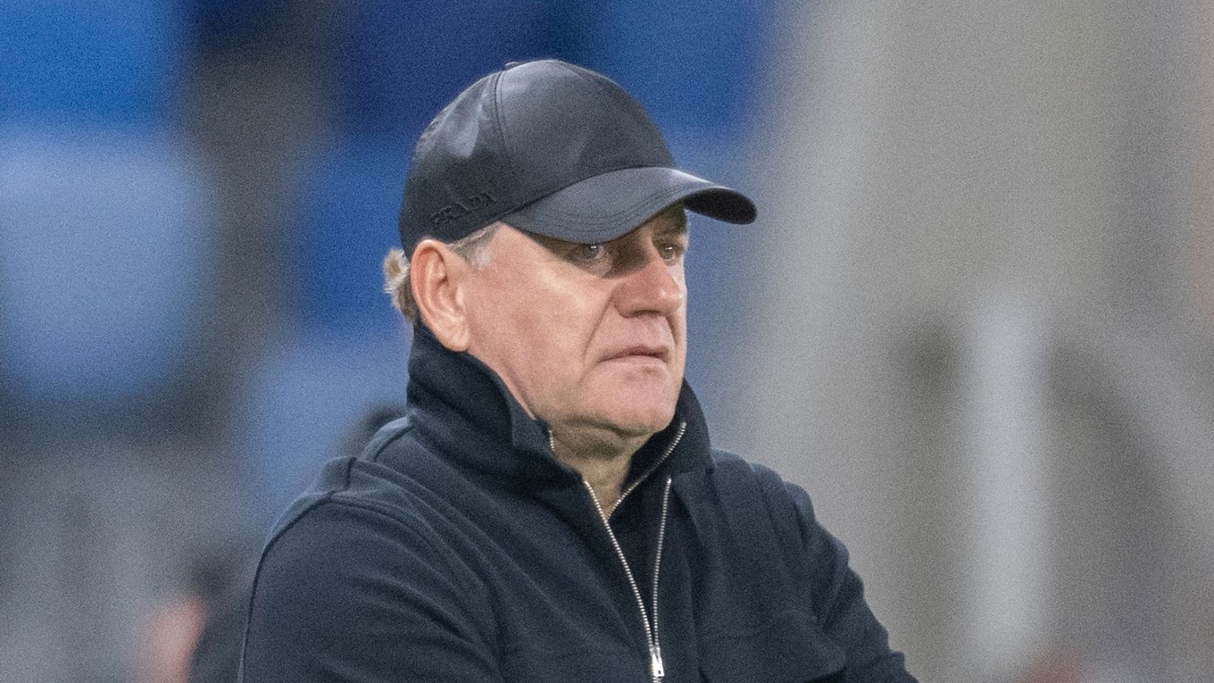 Tréner Slovana Bratislava Vladimír Weiss st. počas zápasu proti Racingu Štrasburg. 