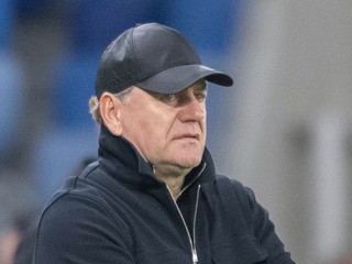 Tréner Slovana Bratislava Vladimír Weiss st. počas zápasu proti Racingu Štrasburg. 