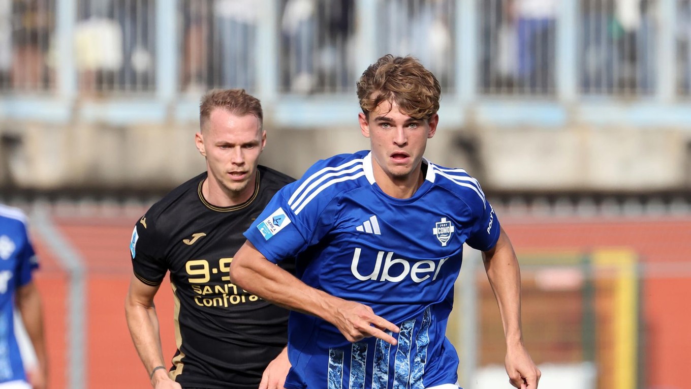 Slovenský futbalista Ondrej Duda (vzadu) z Verony a hráč Coma Nico Paz v súboji o loptu, archívna snímka.