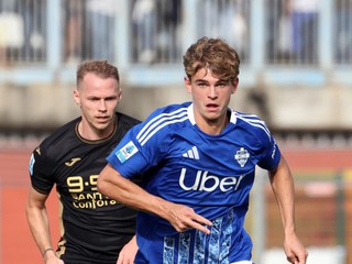 Slovenský futbalista Ondrej Duda (vzadu) z Verony a hráč Coma Nico Paz v súboji o loptu, archívna snímka.