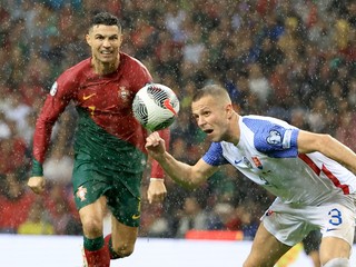 Denis Vavro a Cristiano Ronaldo v zápase Portugalsko - Slovensko.