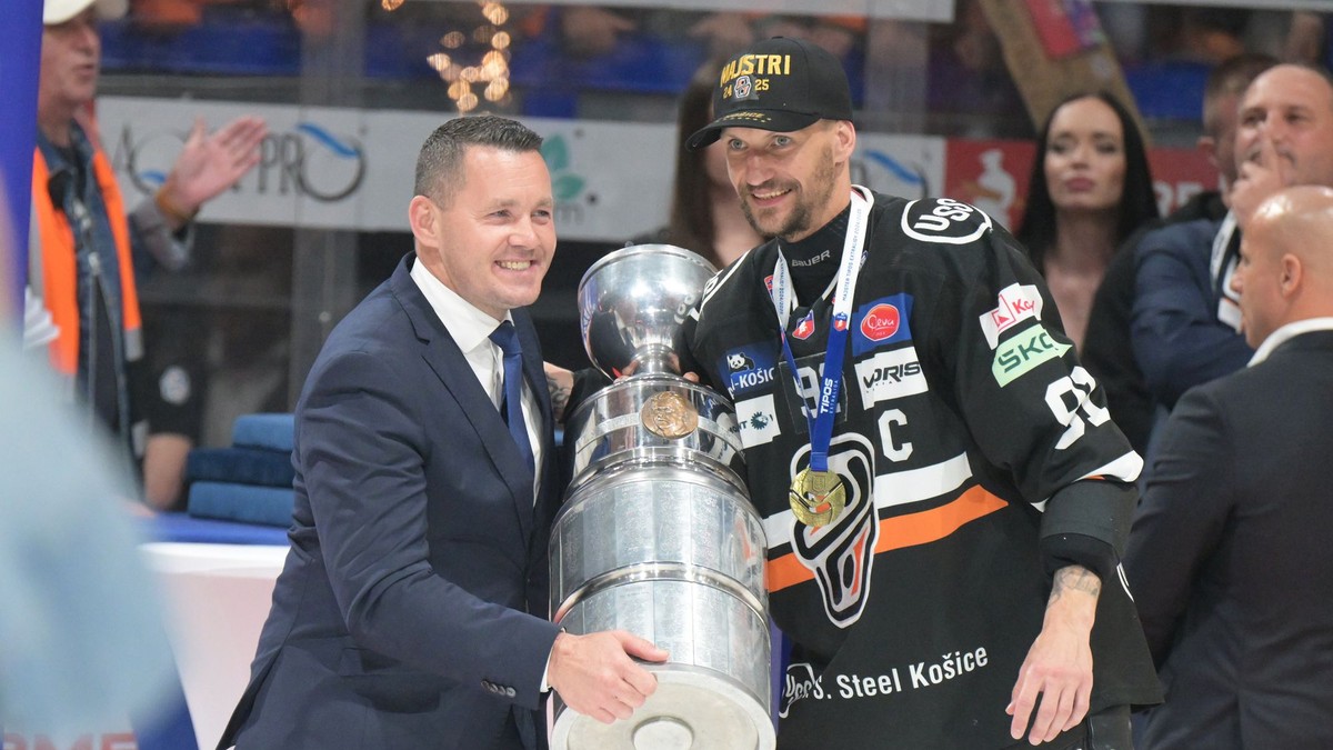 Michal Chovan preberá majstrovský pohár.