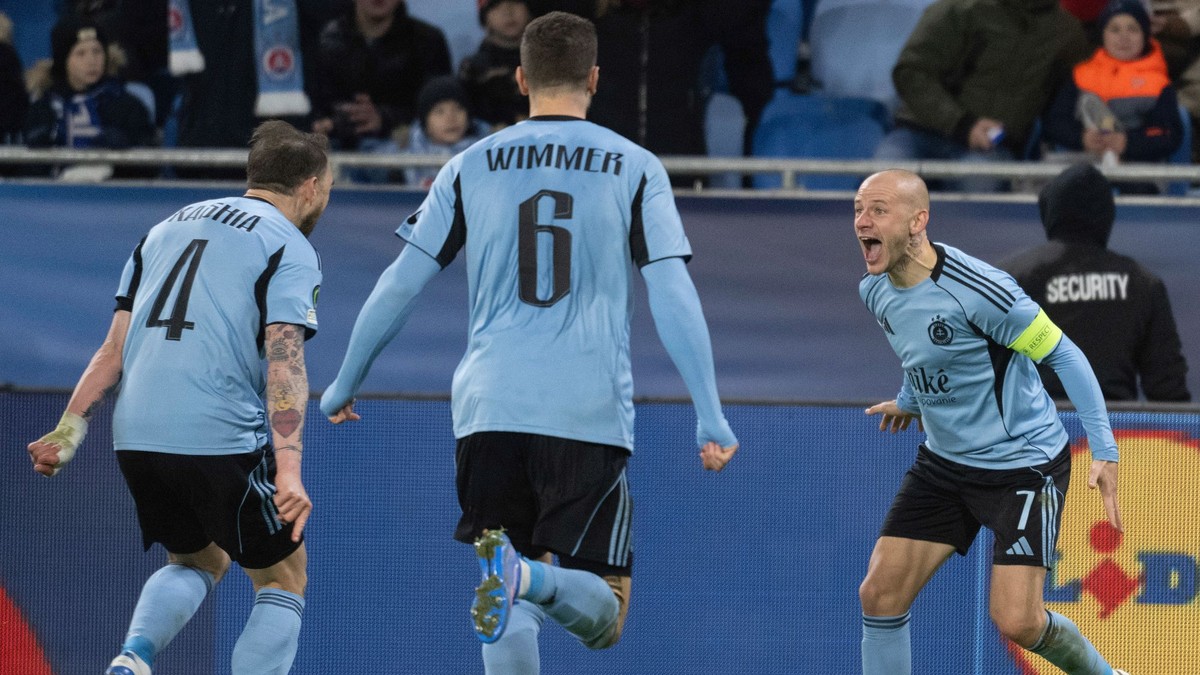 Hráči Slovana zľava Guram Kašia, Kevin Wimmer a Vladimír Weiss ml. sa radujú z gólu