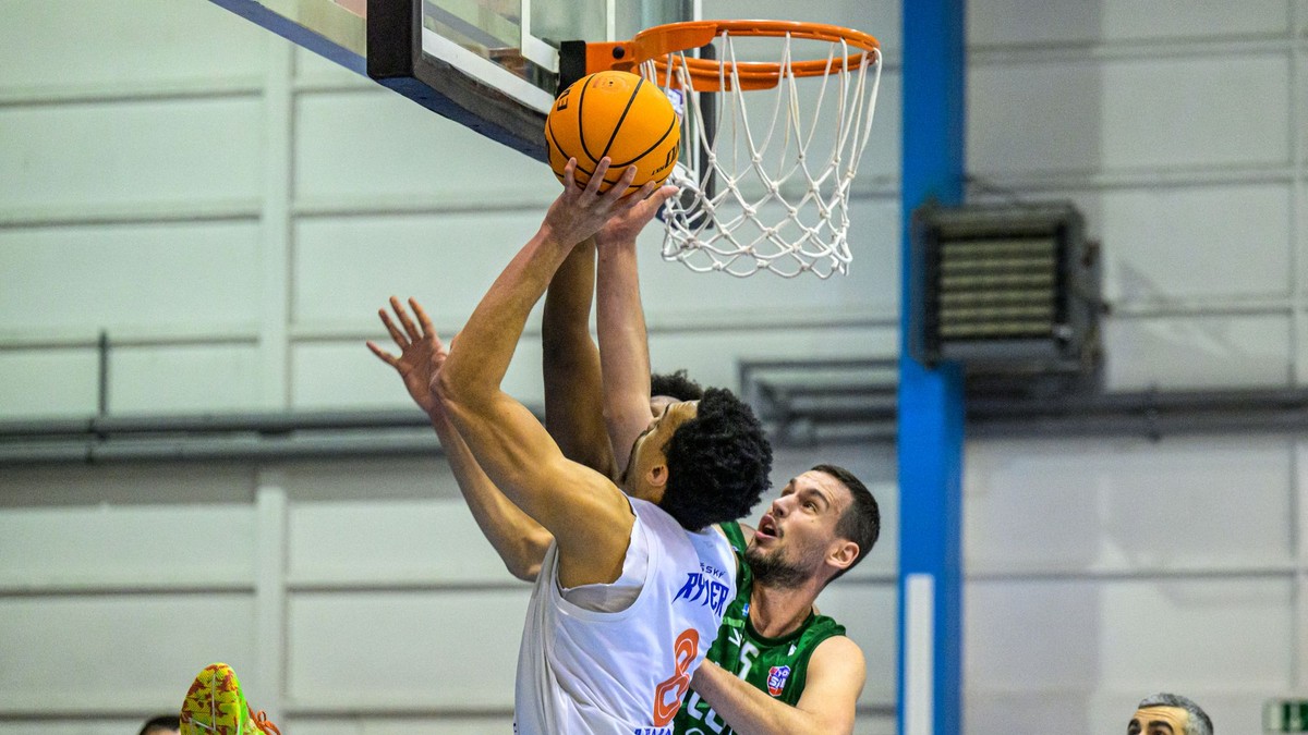 Zľava Caleb Jamerson Kenney (Spišská Nová Ves), Boris Bojanovský (Levice) počas zápasu 17. kola basketbalovej Tipos SBL mužov Spišskí Rytieri - Patrioti Levice.