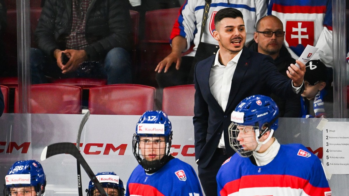 Hlavný tréner Slovenska Martin Dendis (hore vpravo) počas zápasu základnej A-skupiny. 