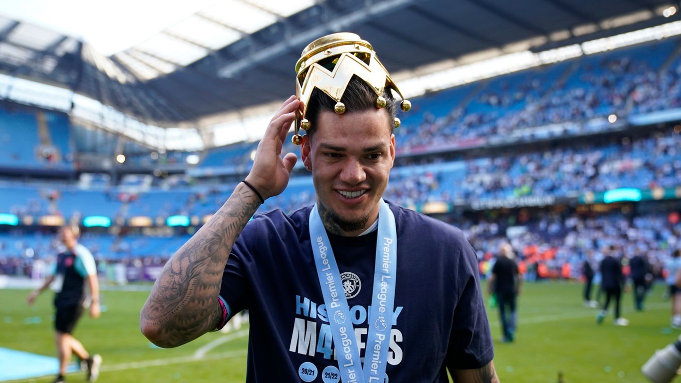 Brankár Manchestru City Ederson sa teší z majstrovského titulu.
