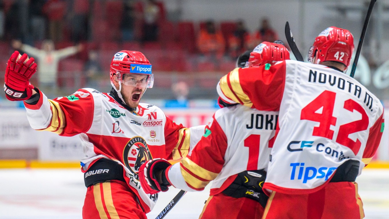 Hokejisti Prešova sa tešia z gólu počas zápasu 1. kola hokejovej Tipsport ligy HC Prešov - HK Poprad.