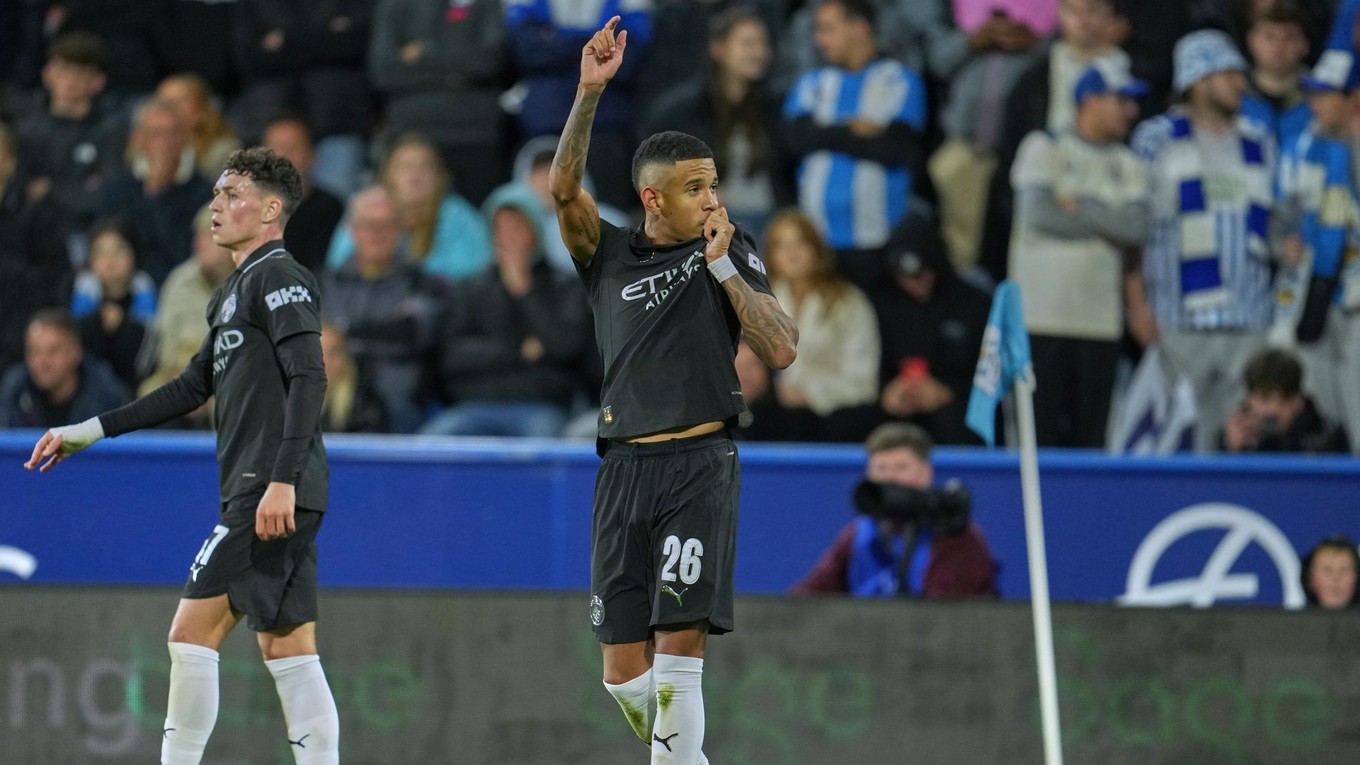 Savinho oslavuje gól.