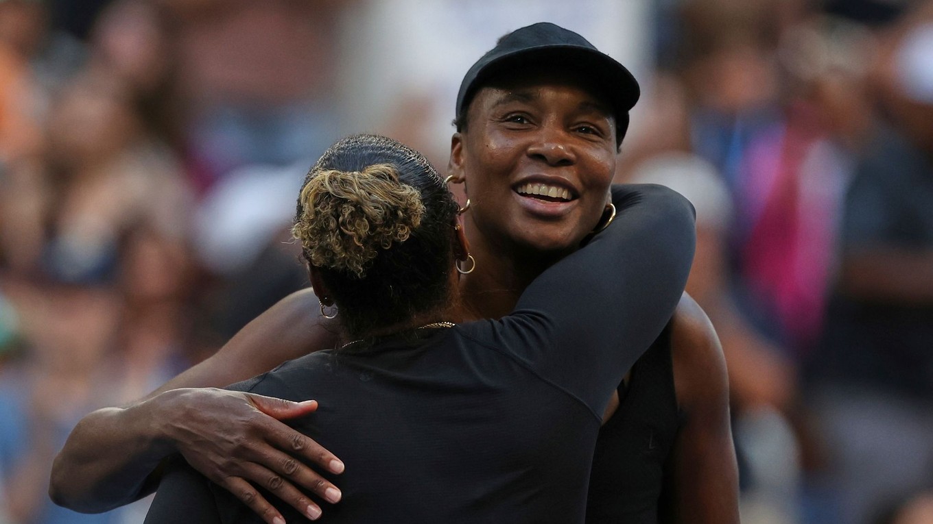 Taylor Townsendová objíma Venus Williamsovú po konci zápasu štvorhry vo štvrťfinále na US Open.