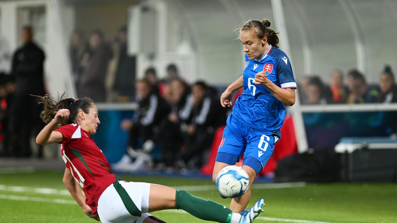Hráčka Slovenska Nina Matušicová a hráčka Maďarska Fanni Nagyová počas prípravného zápasu futbalistiek Slovensko - Maďarsko.
