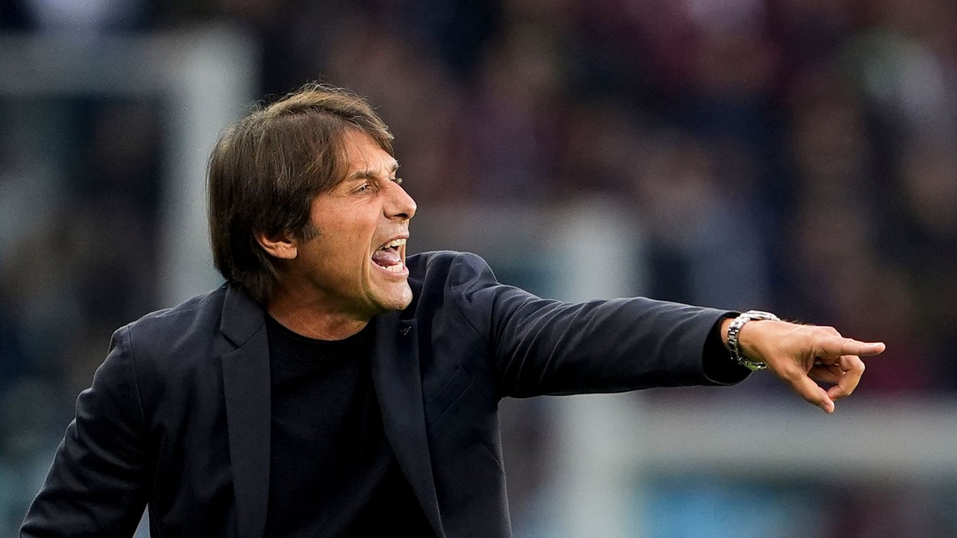 Tréner Neapolu Antonio Conte reaguje počas zápasu 7. kola talianskej Serie A.