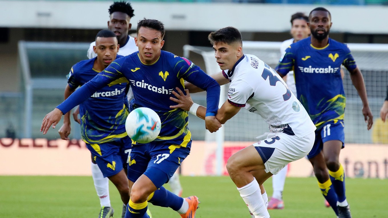 Adam Obert v súboji v zápase s Hellas Verona.