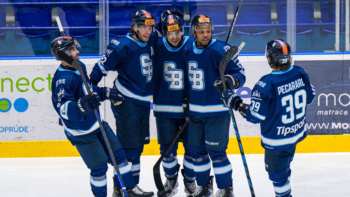 Hokejisti Slovana sa tešia z gólu