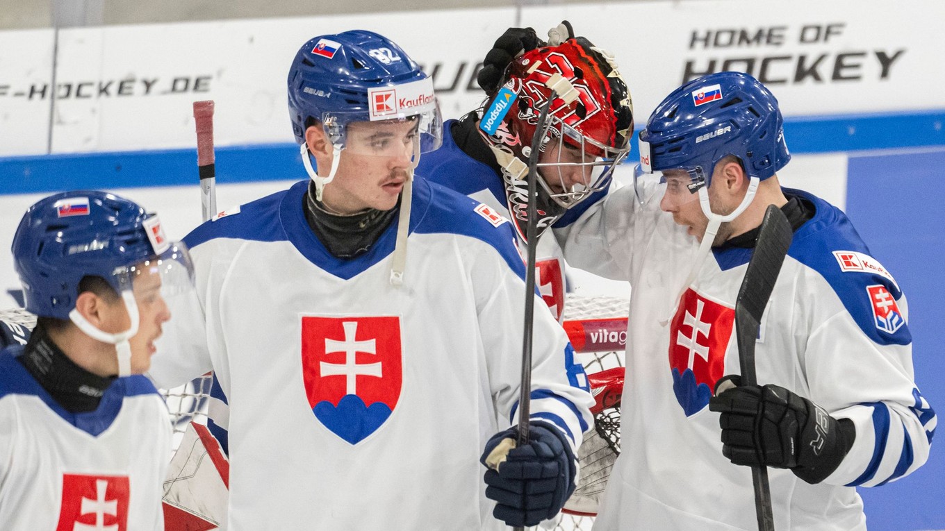 Slovenskí hokejisti sa radujú z víťazstva nad Lotyšskom na Nemeckom pohári 2025.