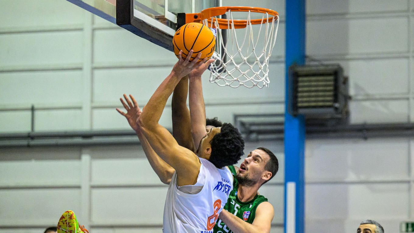 Zľava Caleb Jamerson Kenney (Spišská Nová Ves), Boris Bojanovský (Levice) počas zápasu 17. kola basketbalovej Tipos SBL mužov Spišskí Rytieri - Patrioti Levice.