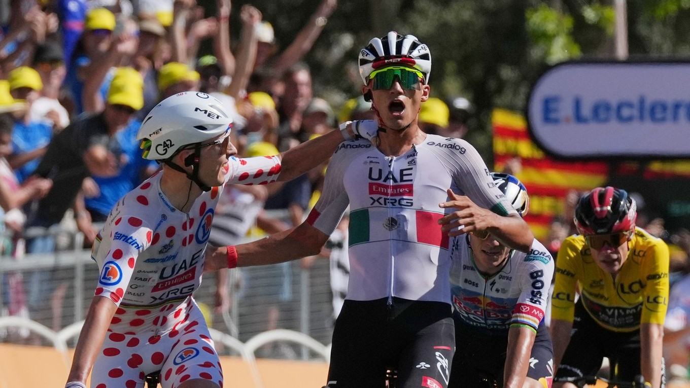 Isaac Del Toro a Tadej Pogačar počas 2. etapy na Tour de France 2026. 