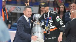 Michal Chovan preberá majstrovský pohár.