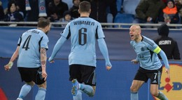 Hráči Slovana zľava Guram Kašia, Kevin Wimmer a Vladimír Weiss ml. sa radujú z gólu