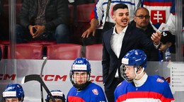 Hlavný tréner Slovenska Martin Dendis (hore vpravo) počas zápasu základnej A-skupiny. 