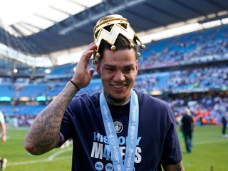 Brankár Manchestru City Ederson sa teší z majstrovského titulu.