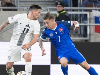 Tomáš Suslov (vpravo) a Erik Janža (vľavo) bojujú o loptu v prvom zápase play off o postup do B-divízie Ligy národov Slovensko - Slovinsko.