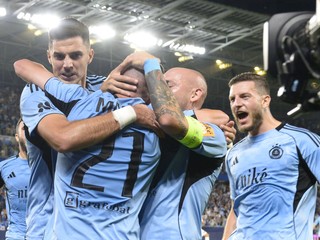 Futbalisti Slovana Bratislava sa radujú z gólu. 
