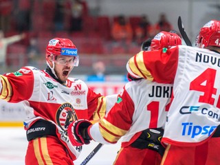 Hokejisti Prešova sa tešia z gólu počas zápasu 1. kola hokejovej Tipsport ligy HC Prešov - HK Poprad.