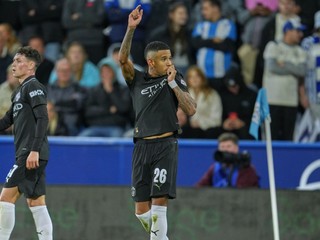 Savinho oslavuje gól.