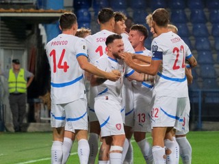 Českí hráči oslavujú gól