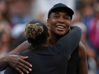 Taylor Townsendová objíma Venus Williamsovú po konci zápasu štvorhry vo štvrťfinále na US Open.