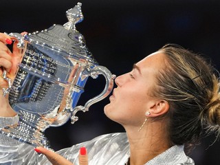 Aryna Sabalenková bozkáva trofej pre víťazku US Open 2025.