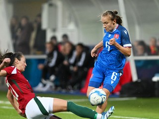 Hráčka Slovenska Nina Matušicová a hráčka Maďarska Fanni Nagyová počas prípravného zápasu futbalistiek Slovensko - Maďarsko.