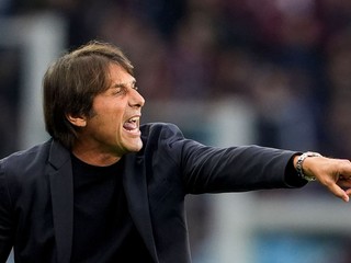 Tréner Neapolu Antonio Conte reaguje počas zápasu 7. kola talianskej Serie A.