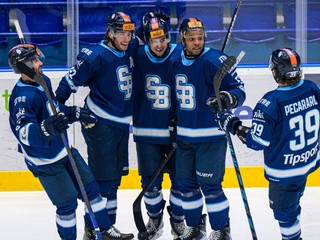 Hokejisti Slovana sa tešia z gólu