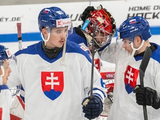 Slovenskí hokejisti sa radujú z víťazstva nad Lotyšskom na Nemeckom pohári 2025.