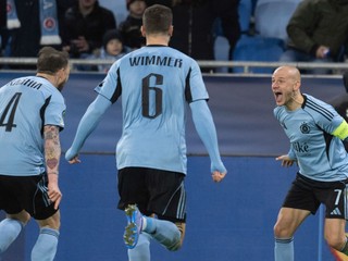 Hráči Slovana zľava Guram Kašia, Kevin Wimmer a Vladimír Weiss ml. sa radujú z gólu