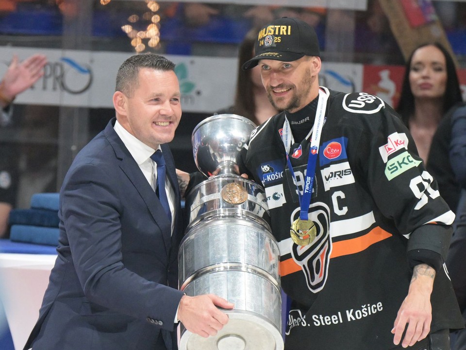 Michal Chovan preberá majstrovský pohár.