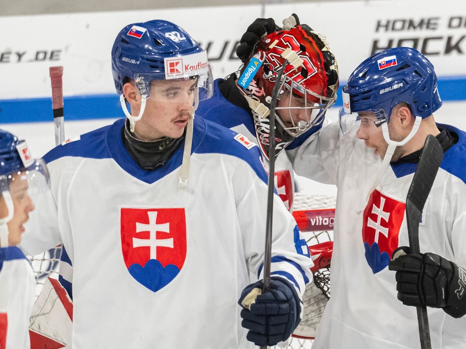 Slovenskí hokejisti sa radujú z víťazstva nad Lotyšskom na Nemeckom pohári 2025.