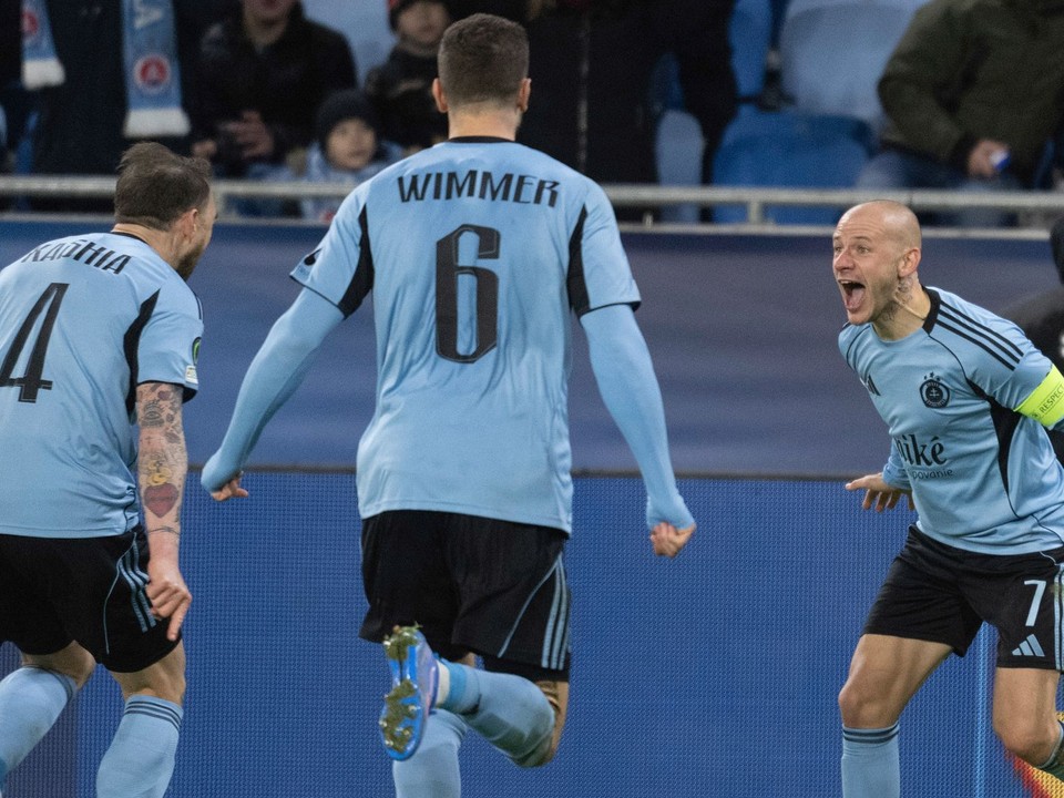 Hráči Slovana zľava Guram Kašia, Kevin Wimmer a Vladimír Weiss ml. sa radujú z gólu