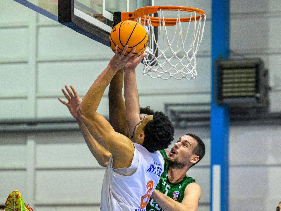 Zľava Caleb Jamerson Kenney (Spišská Nová Ves), Boris Bojanovský (Levice) počas zápasu 17. kola basketbalovej Tipos SBL mužov Spišskí Rytieri - Patrioti Levice.