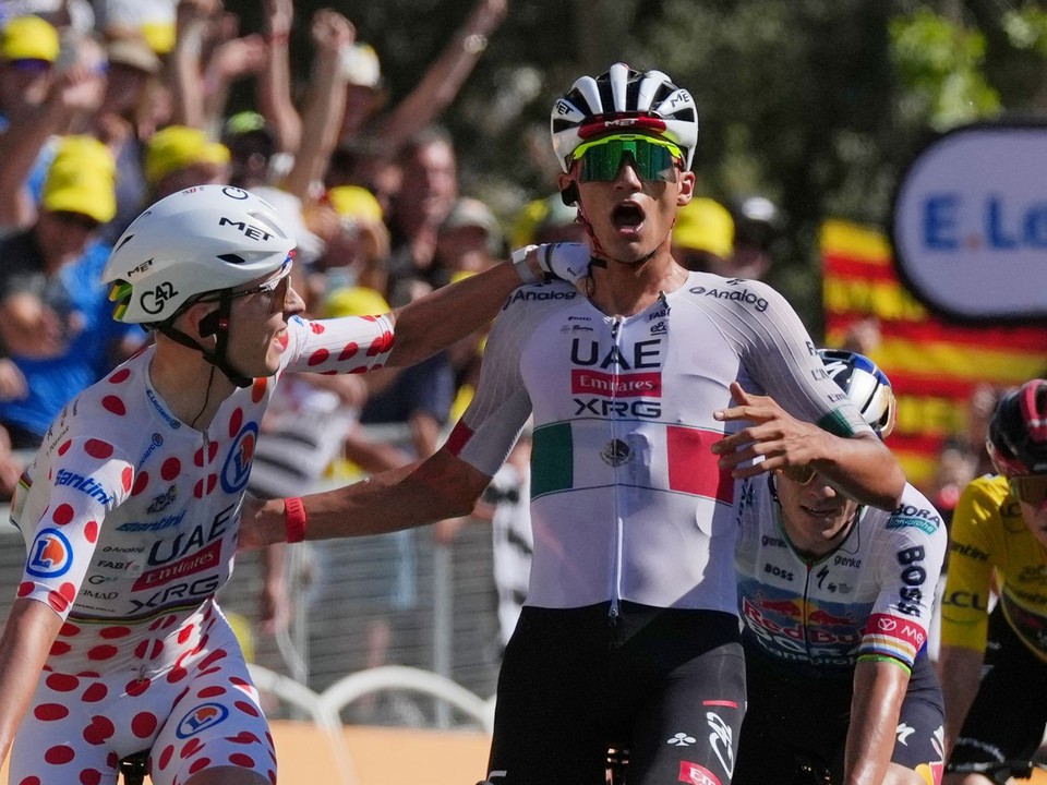 Isaac Del Toro a Tadej Pogačar počas 2. etapy na Tour de France 2026.