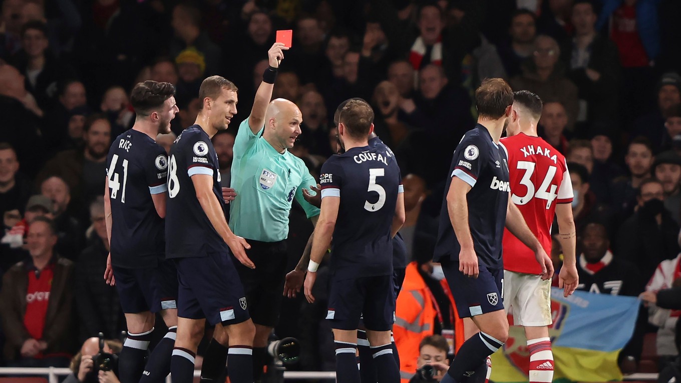 Čech Vladimír Coufal dostal červenú kartu v zápase Premier League Arsenal FC - West Ham United.
