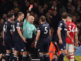 Čech Vladimír Coufal dostal červenú kartu v zápase Premier League Arsenal FC - West Ham United.
