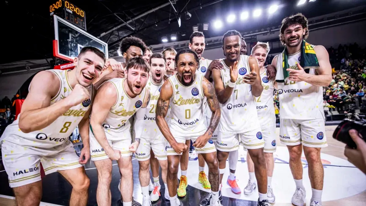 Radosť levických basketbalistov po postupe zo skupinovej fázy Ligy majstrov.