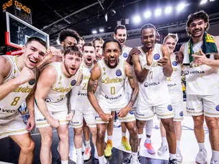 Radosť levických basketbalistov po postupe zo skupinovej fázy Ligy majstrov.