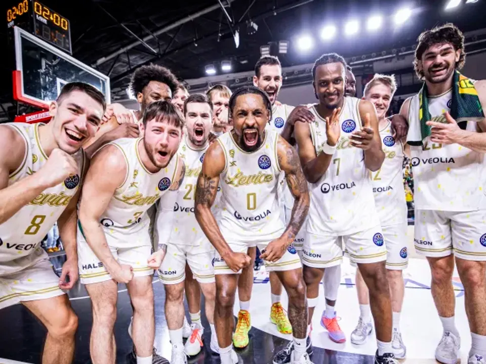 Radosť levických basketbalistov po postupe zo skupinovej fázy Ligy majstrov.